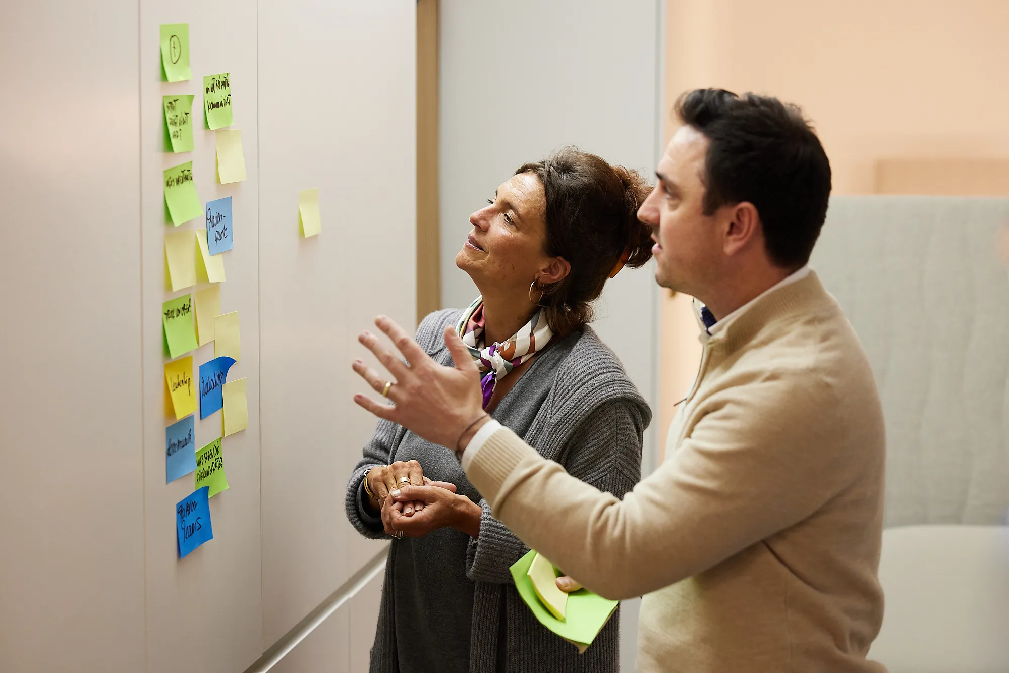 Zwei Berater diskutieren Change-Strategie mit Post-its in Change Management Beratung und Coaching
