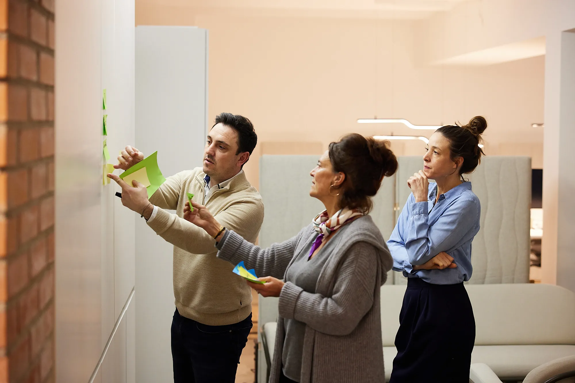 Beraterteam entwickelt Unternehmensleitbild mit Post Its