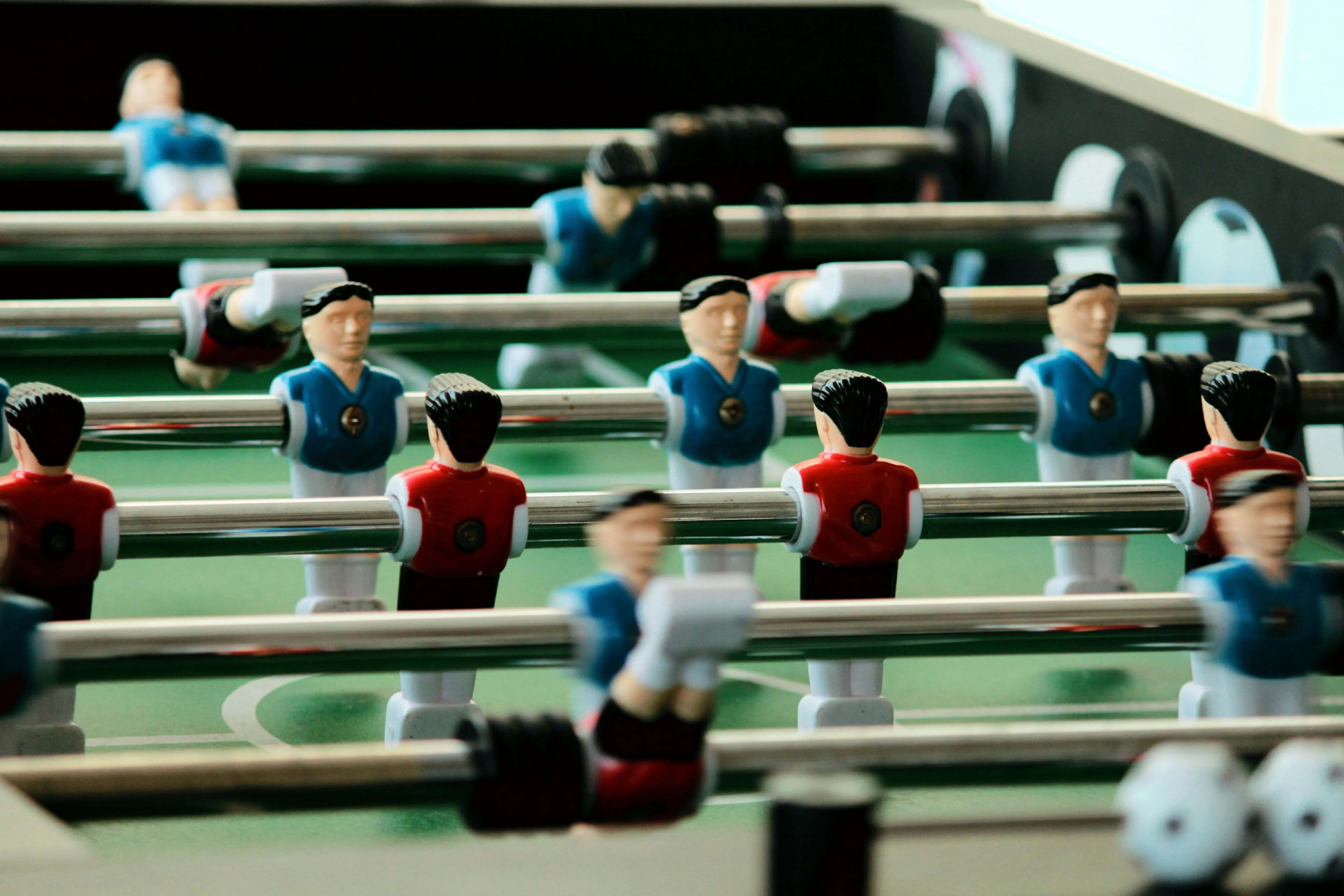 Tischkicker mit Teams symbolisiert Kulturwandel durch spielerische Unternehmenskultur-Beratung