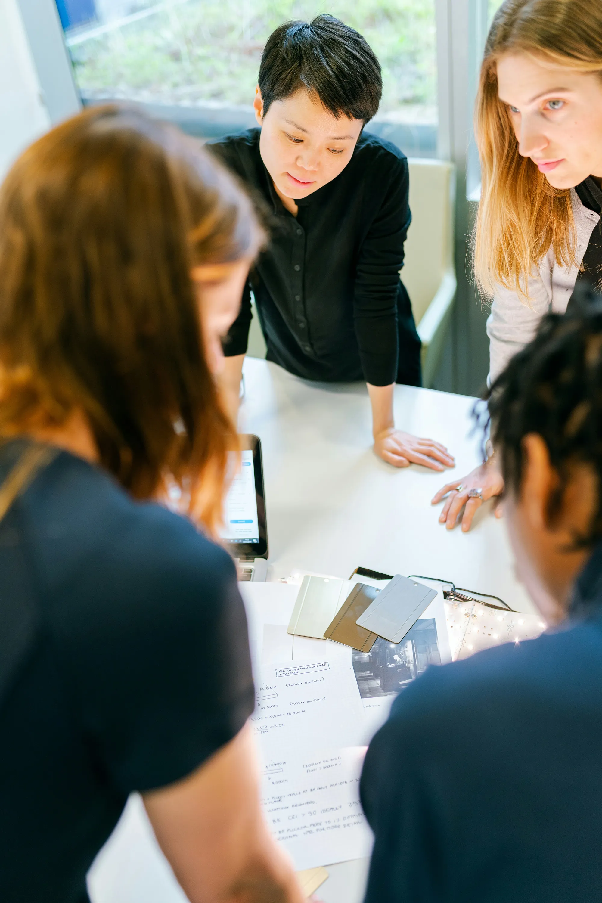Vier Personen arbeiten zusammen an Unternehmenskultur-Beratung und Kulturwandel