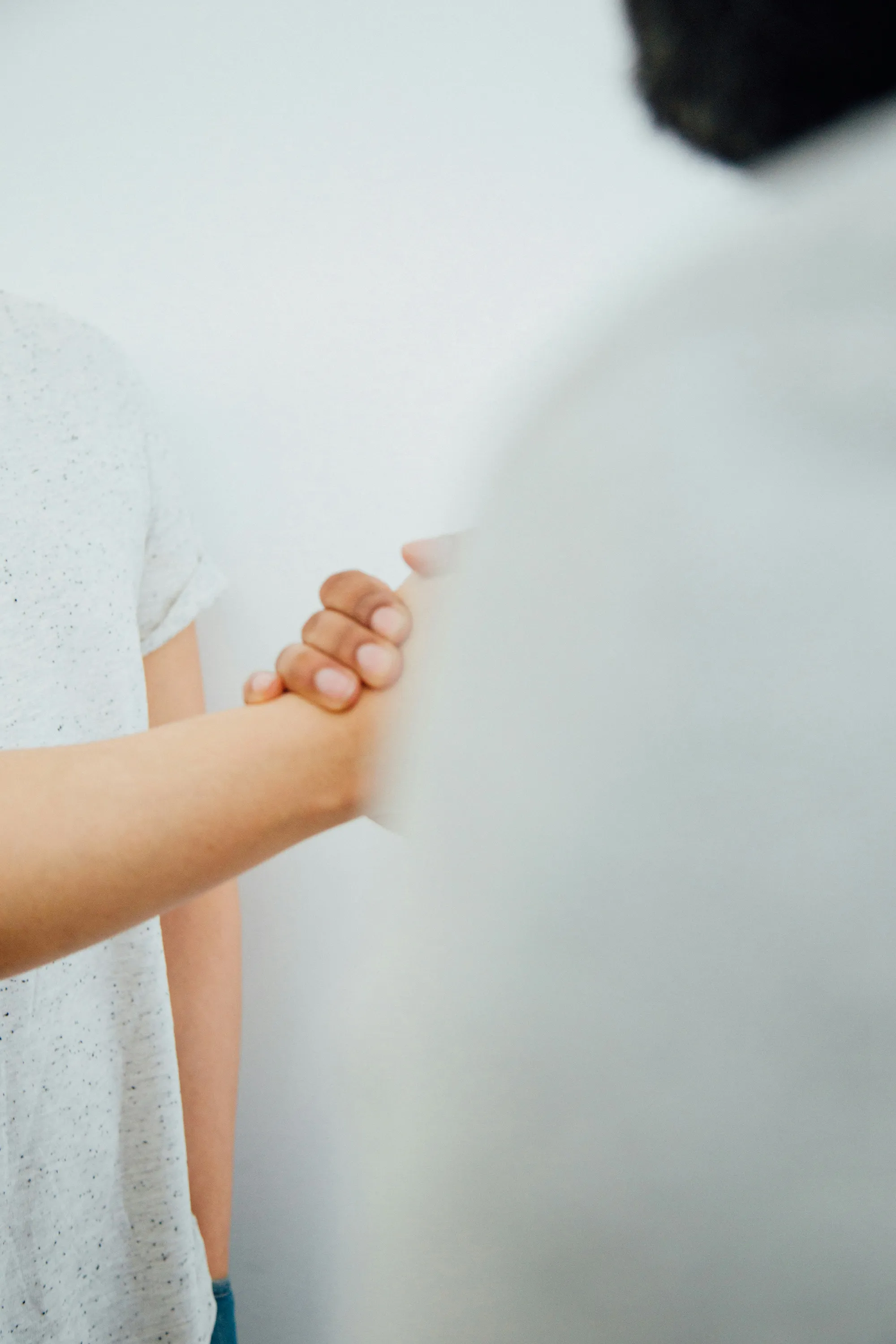 Zwei Personen schlagen Hände ab nach erfolgreich abgeschlossener Change Agent Ausbildung
