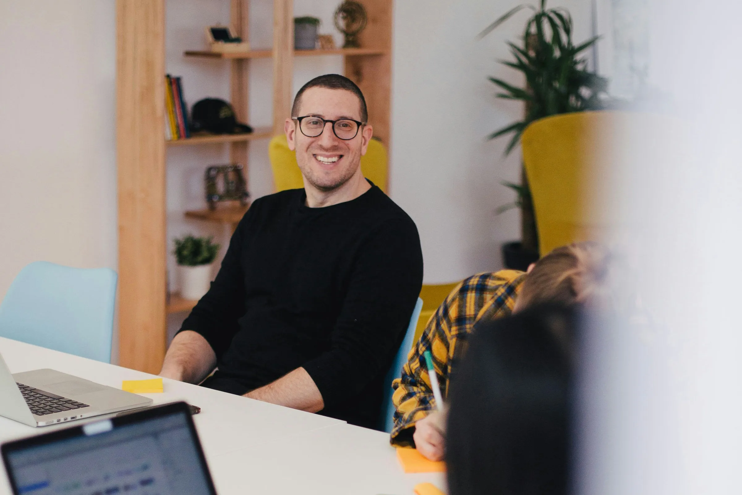 Lachender Teilnehmer im Change Management Workshop – Erfolg im Change Agent Training und Organisationsentwicklung