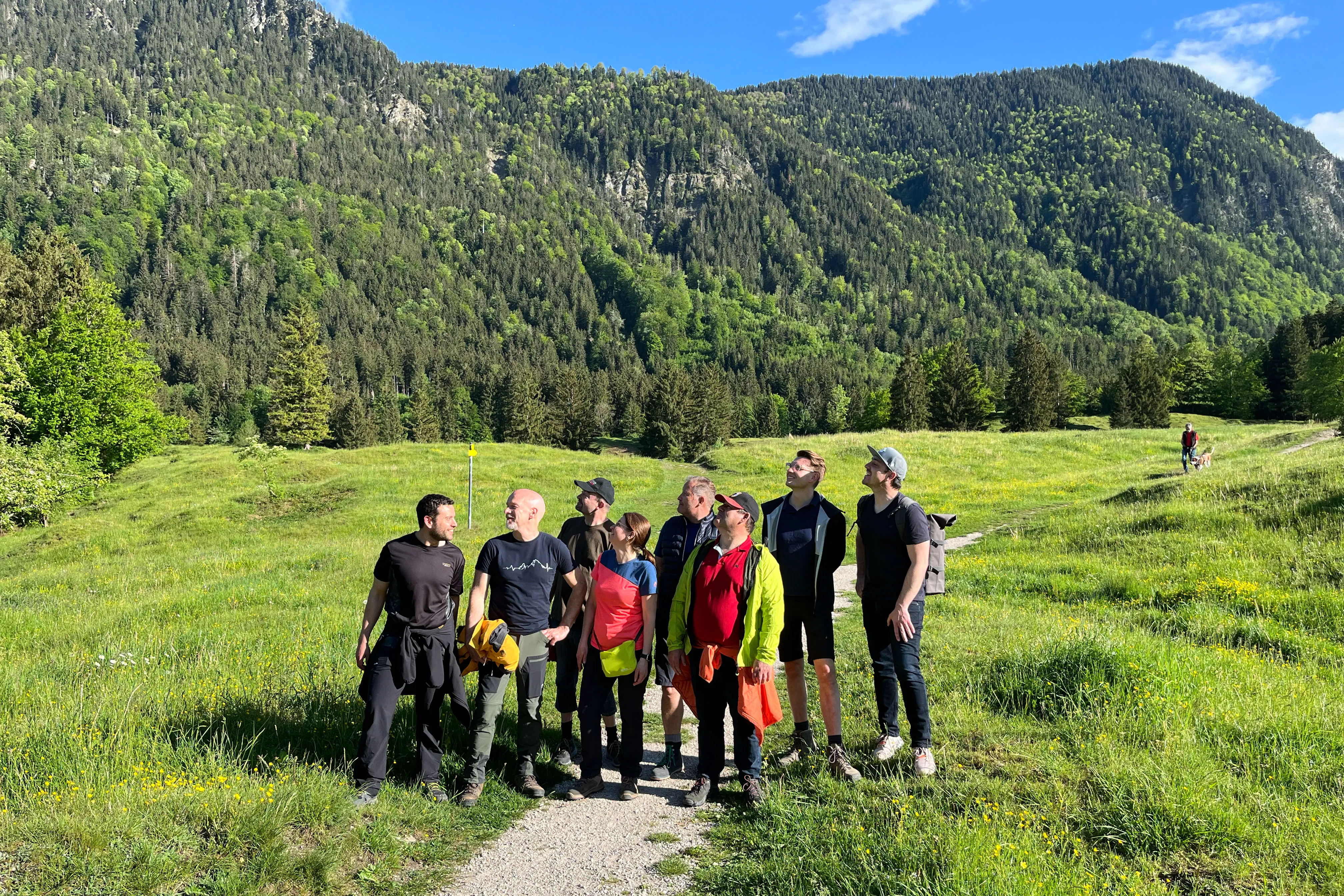 Führungskräfte bei Teamchallenge im Freien – Zusammenarbeit stärken im Teamentwicklungsworkshop