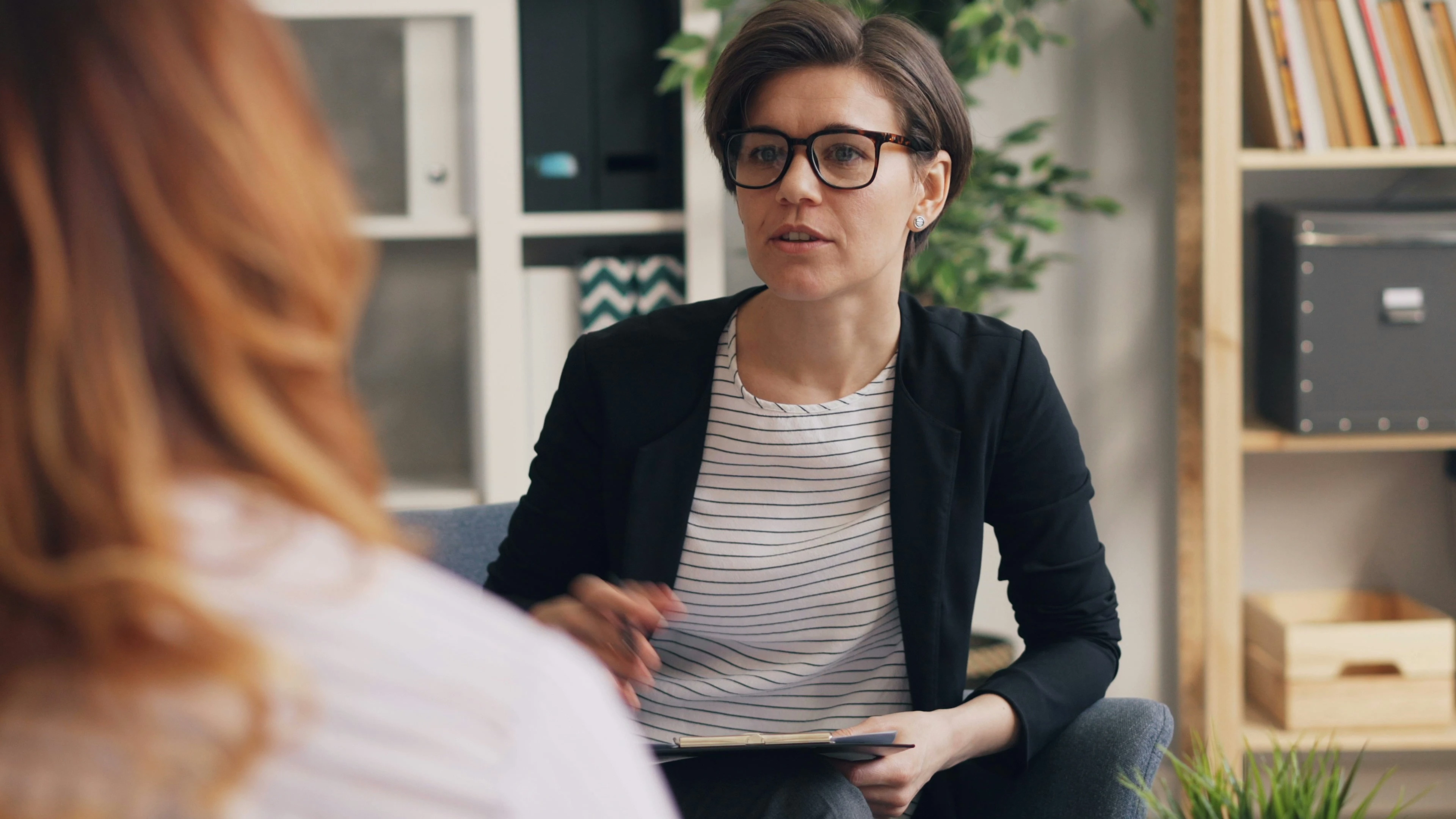Zwei Frauen sitzen sich im Gespräch gegenüber