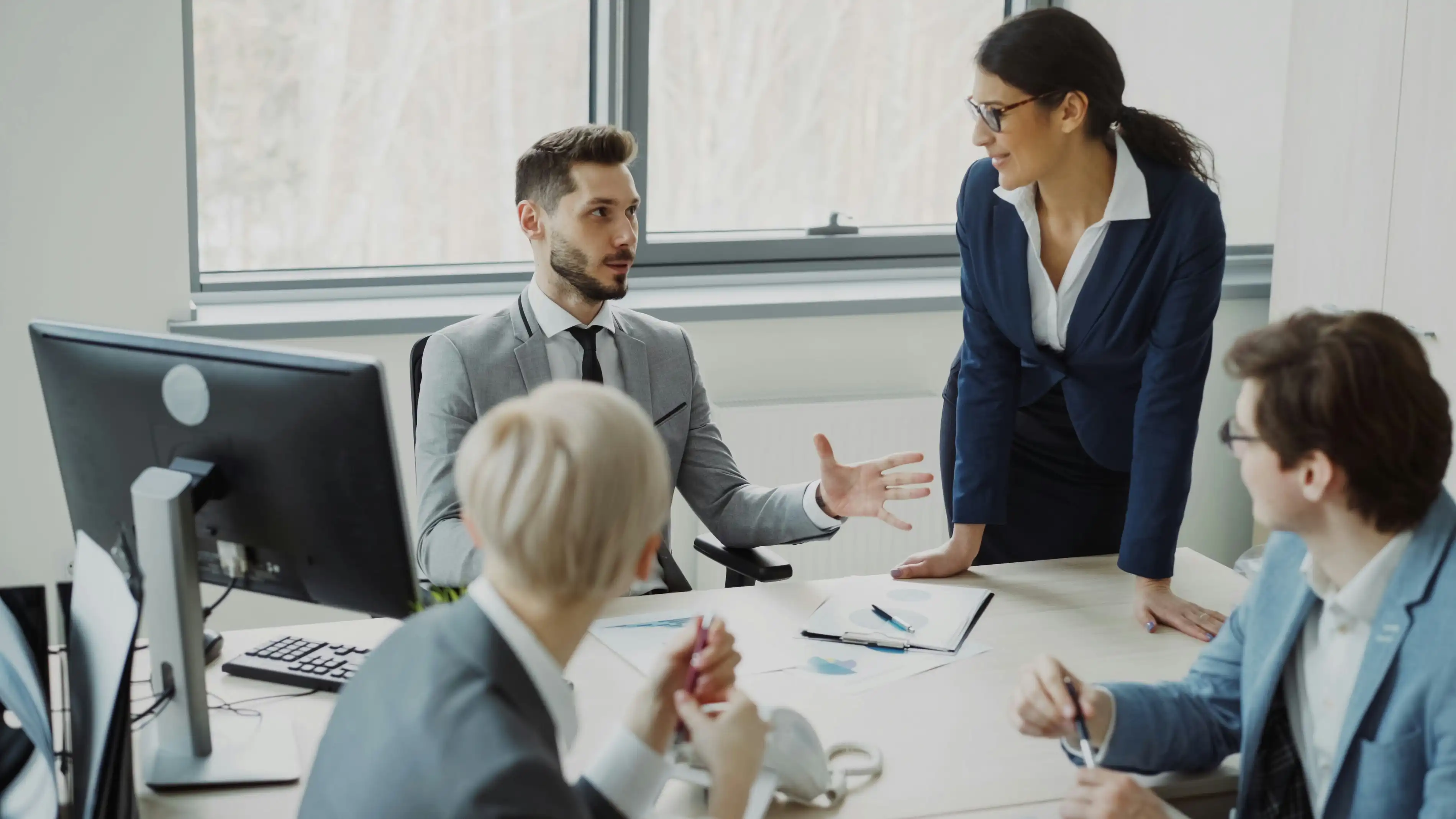 Team sitzt im Büro zusammen und bespricht sich