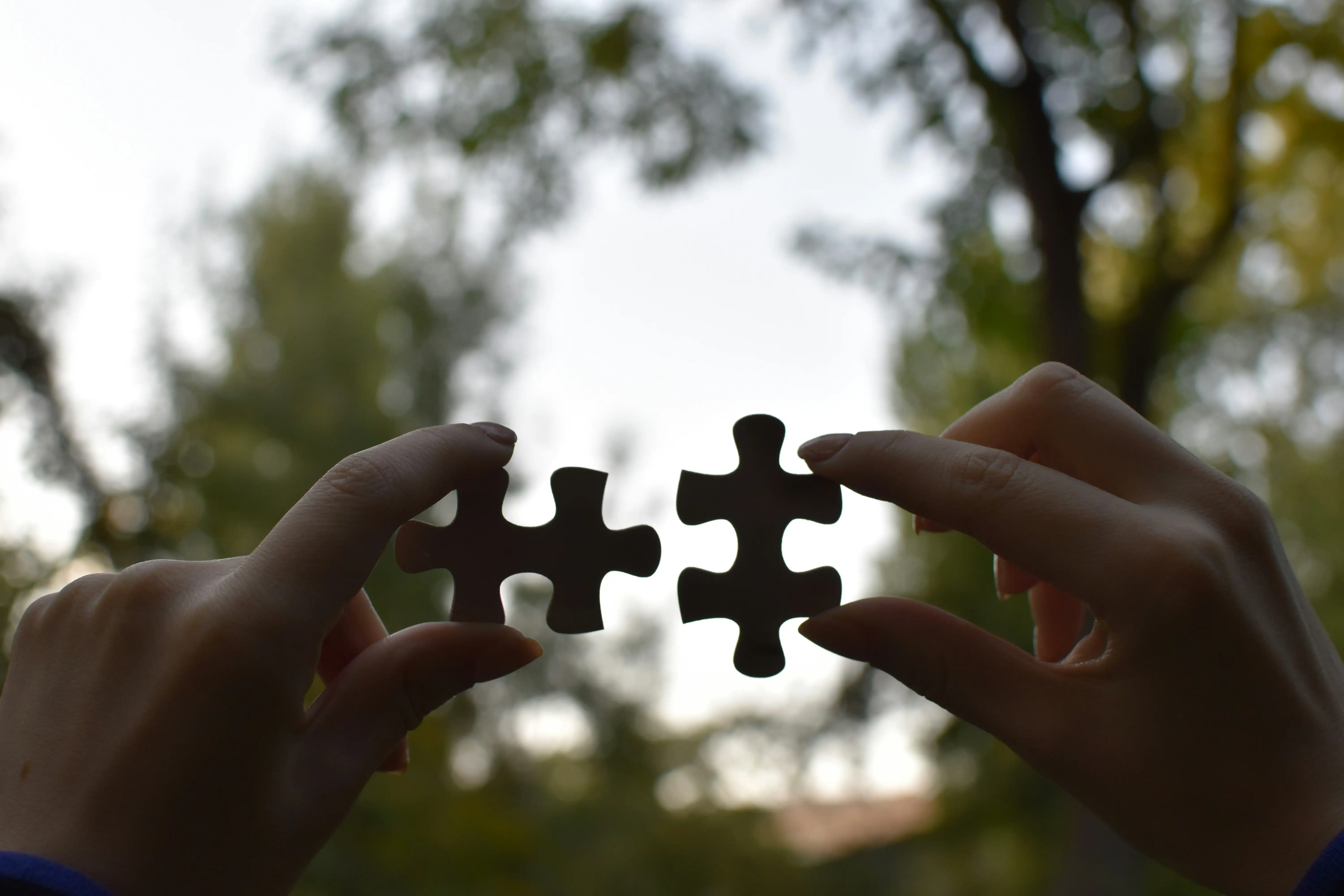 Zwei Puzzleteile, die zusammenpassen