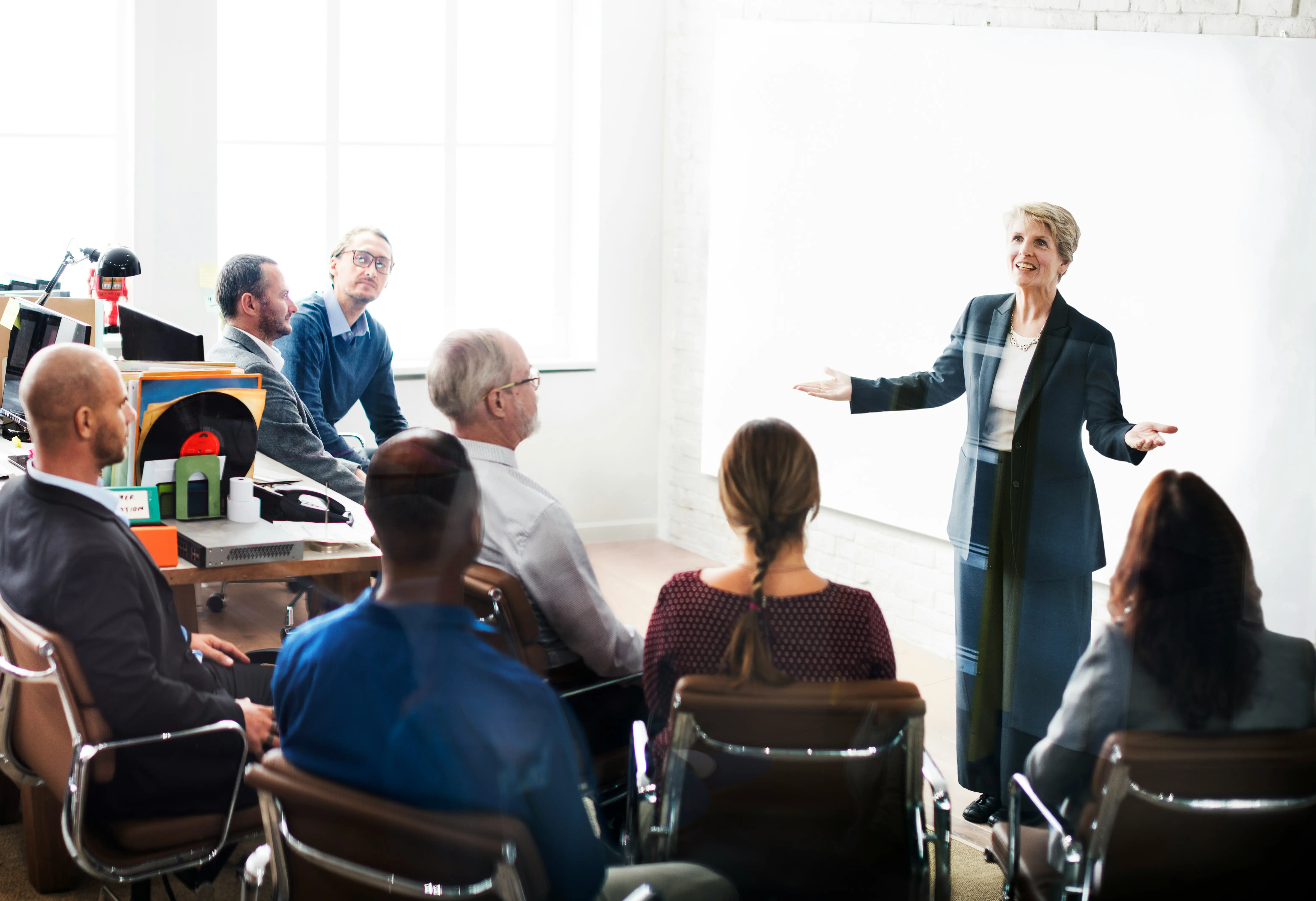 Führungskräfte sitzen in Führungskräfteschulung